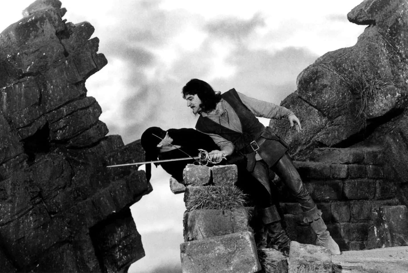 مندی پتینکین و کری الویس درحال مبارزه با شمشیر در میان صخره ها در فیلم عروس شاهزاده