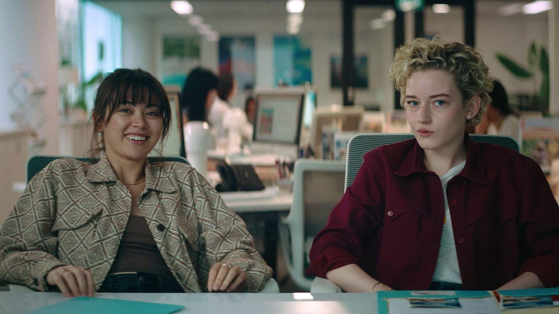 جولیا گارنر و جسیکا هنویک نشسته داخل یک دفتر در نمایی از فیلم هتل رویال به کارگردانی کیتی گرین