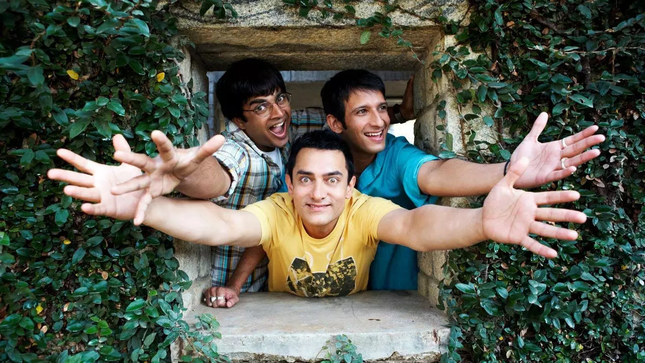 عامر خان و مادهاوا در صحنه ای از فیلم سه احمق با دستان دراز شده به سمت بیرون از یک پنجره