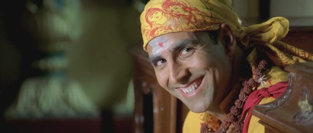 Le visage souriant d'Akshay Kumar avec un bandeau jaune dans le film Maze