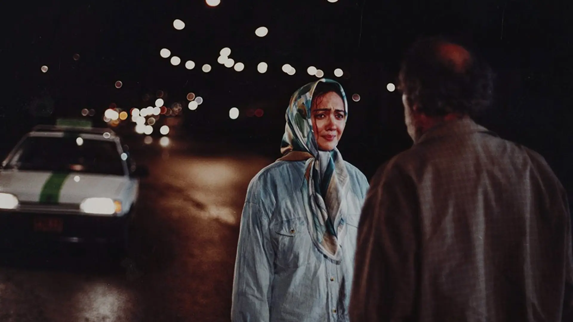شیرین در خیابان در حال راه رفتن در فیلم بوی پیراهن یوسف