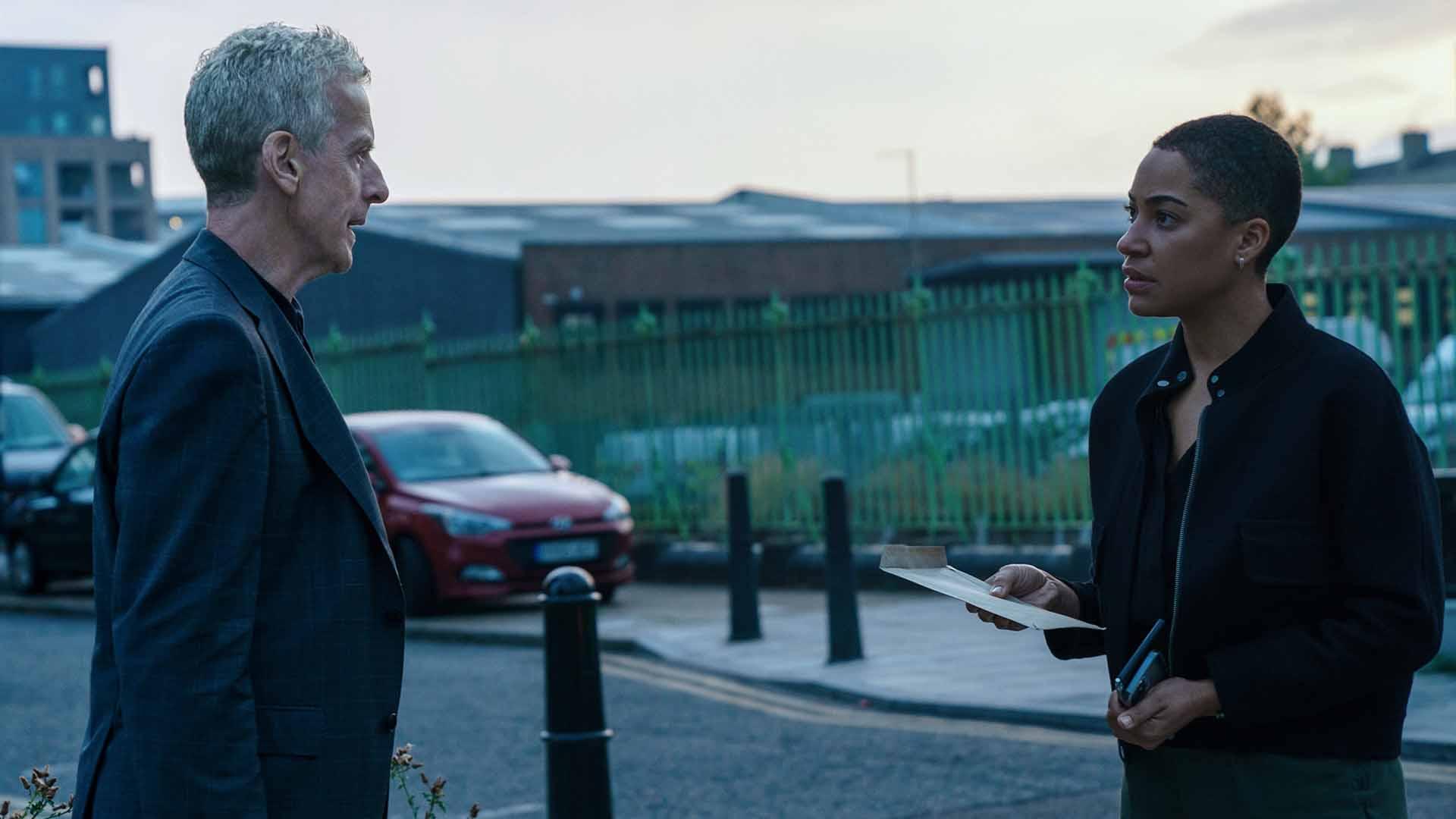 Peter Capaldi et Kush Jumbo dans la série Criminal Record