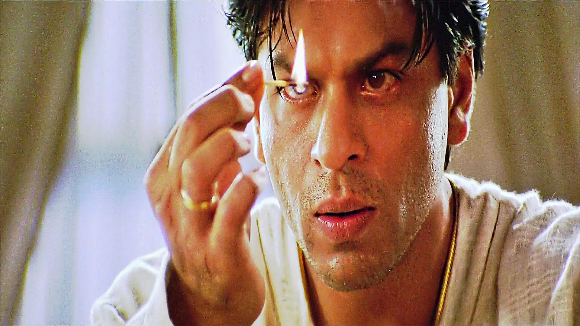 شاهرخ خان در حال نگاه کردن به شعله کبریت در فیلم دیوداس