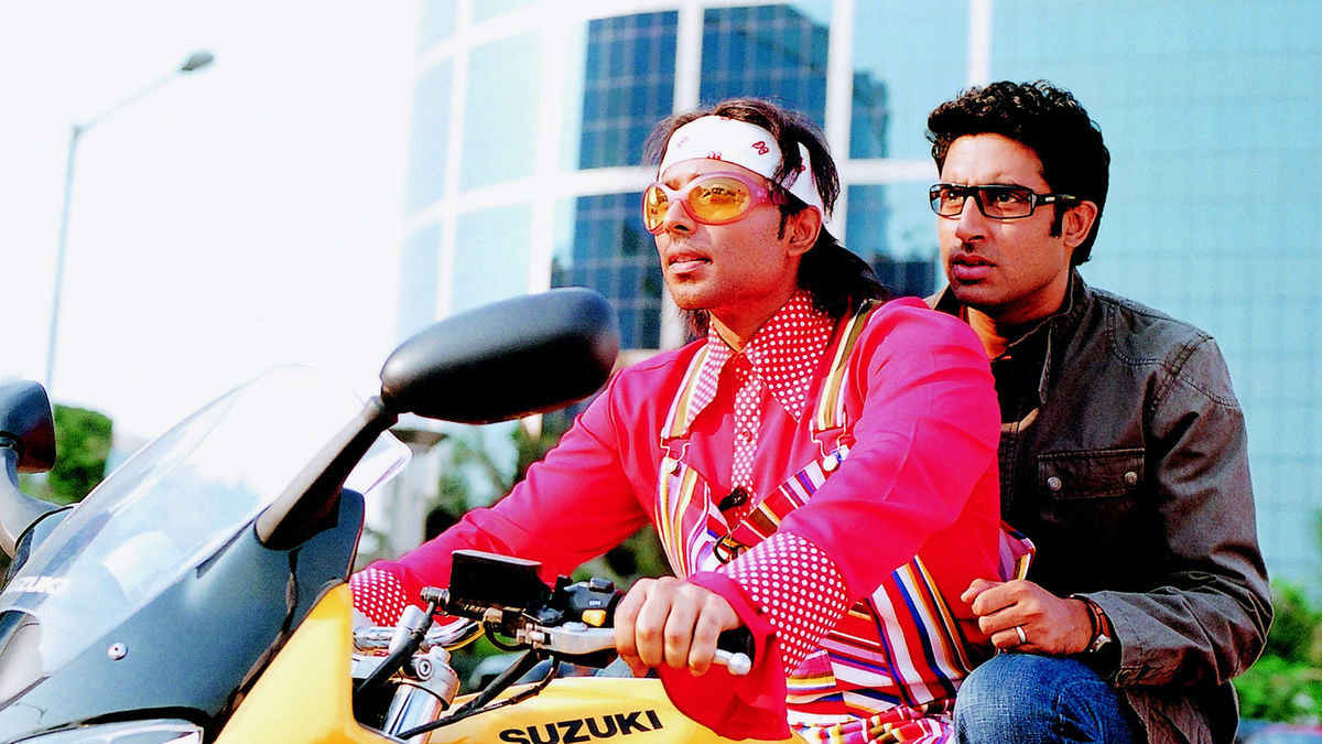 Abhishek Bachchan conduisant une moto dans le film Explosion