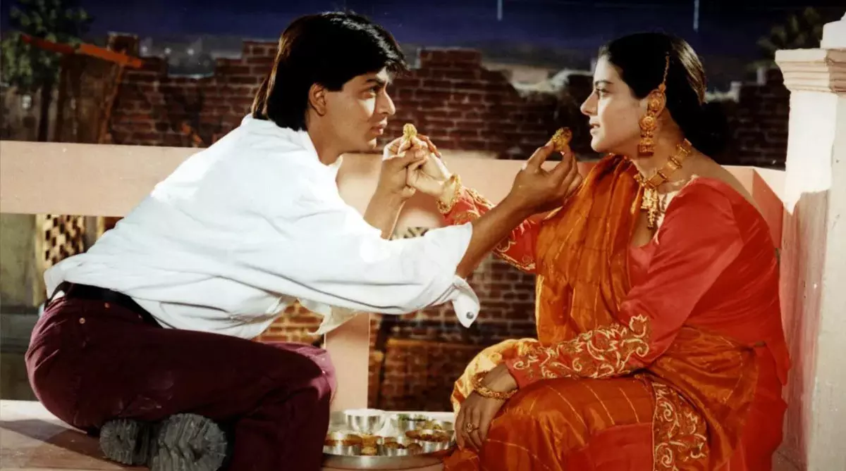 شاهرخ خان در حال غذا دادن به کاجول در فیلم داماد عاشق عروس را میبرد