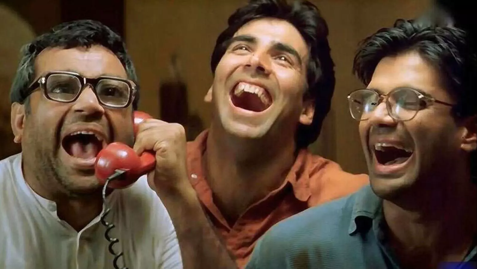 پارش راوال و سونیل شتی و آکشی کوما درحال خندیدن و صحبت کردن با تلفن در فیلم سه نخاله