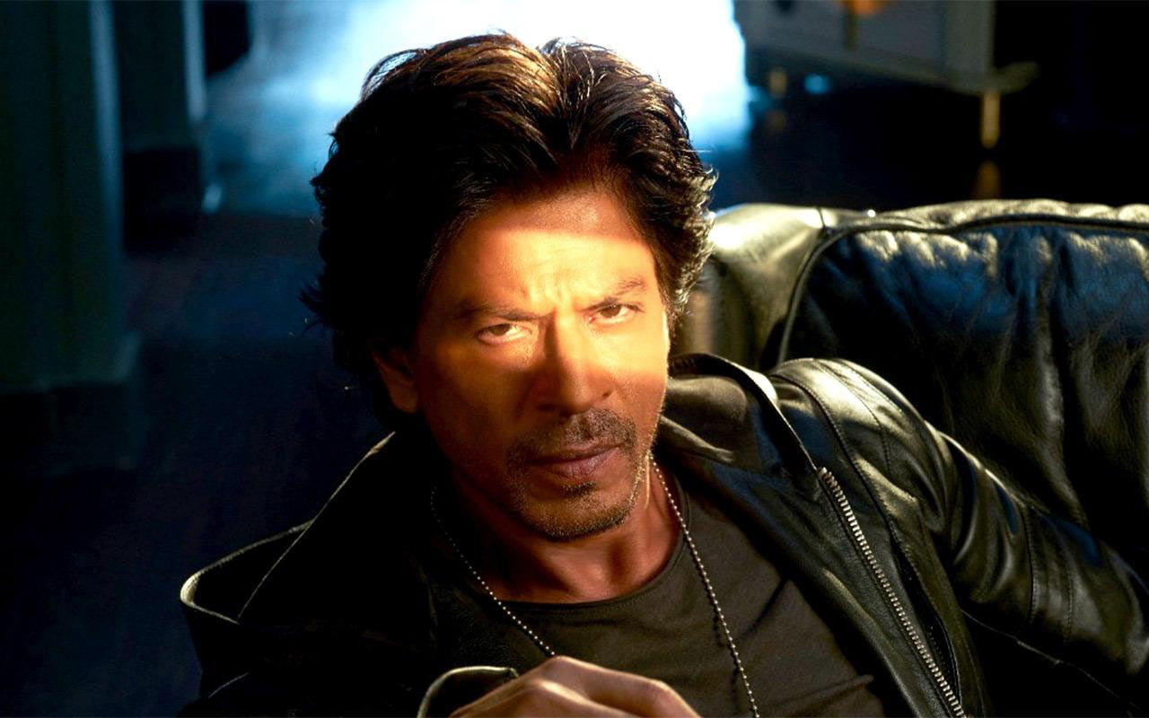 شاهرخ خان در فیلم جوان با انعکاس نور روی صورتش