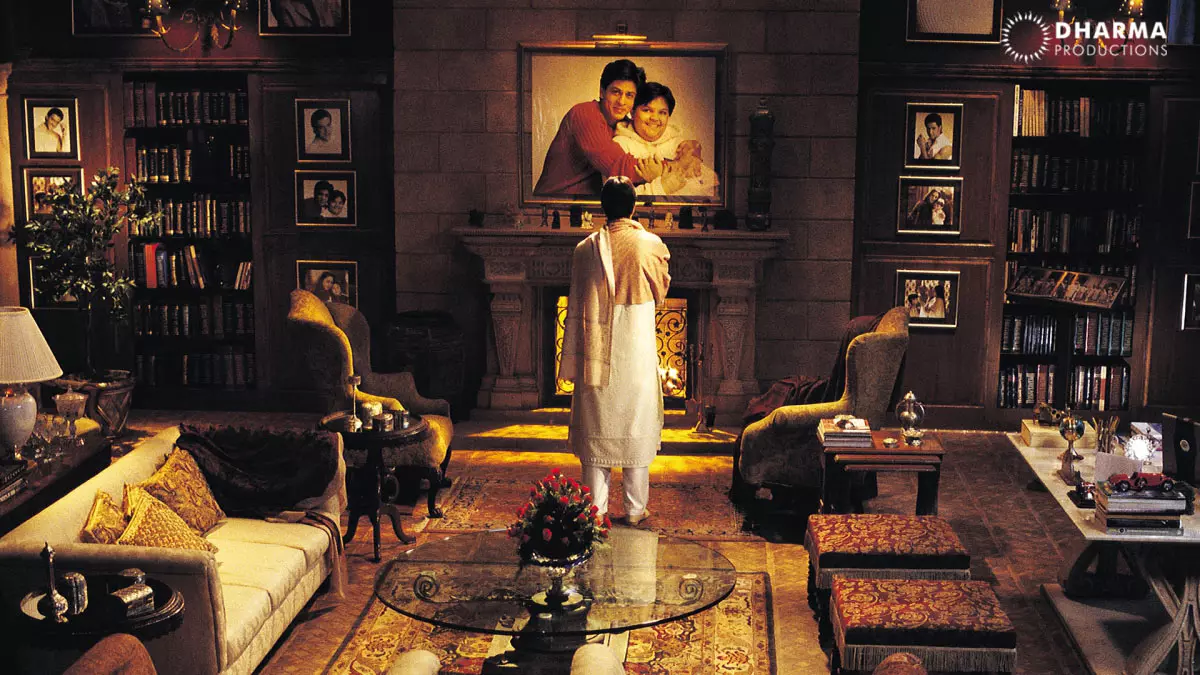 آمیتاب باچان در اتاق خالی با عکس شاهرخ خان در فیلم گاهی خوشی گاهی غم