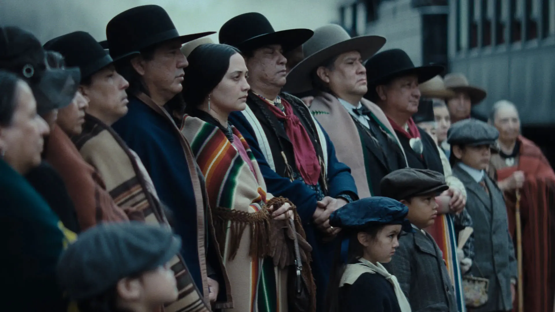 لیلی گلدستون در میان جمعی از بومیان اوسیج در نمایی از فیلم قاتلان ماه گل به کارگردانی مارتین اسکورسیزی