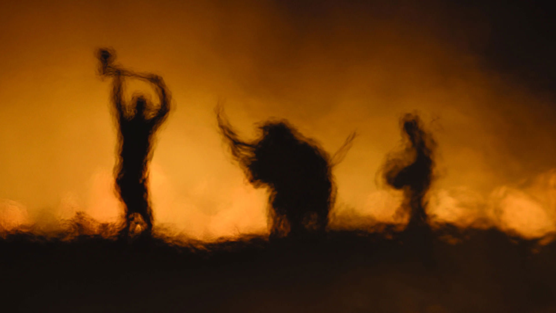 نمایی ضدنور از سه مرد که در تلاش برای خاموش کردن آتش هستند در فیلم قاتلان ماه گل به کارگردانی مارتین اسکورسیزی