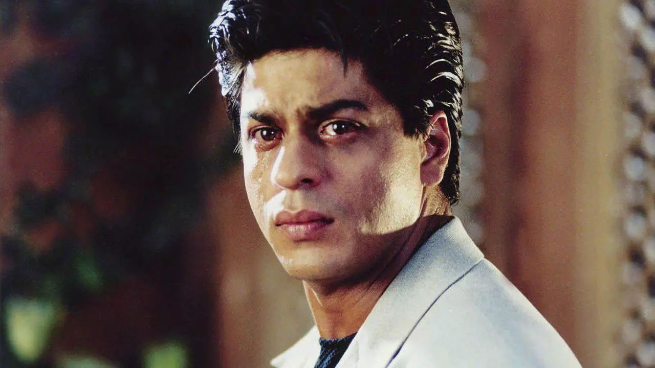 شاهرخ خان با چهره غمگین در فیلم داره یه اتفاقایی میفته