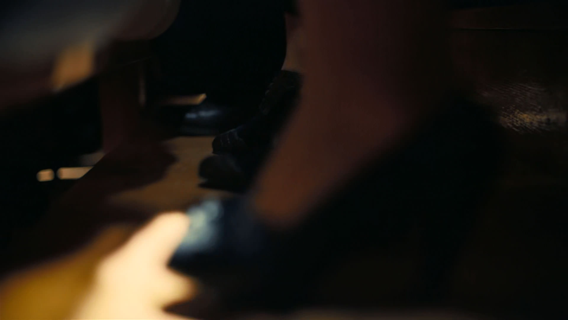 نمای بسته‌ای از پاهای جمعیت در فیلم اوپنهایمر به کارگردانی کریستوفر نولان