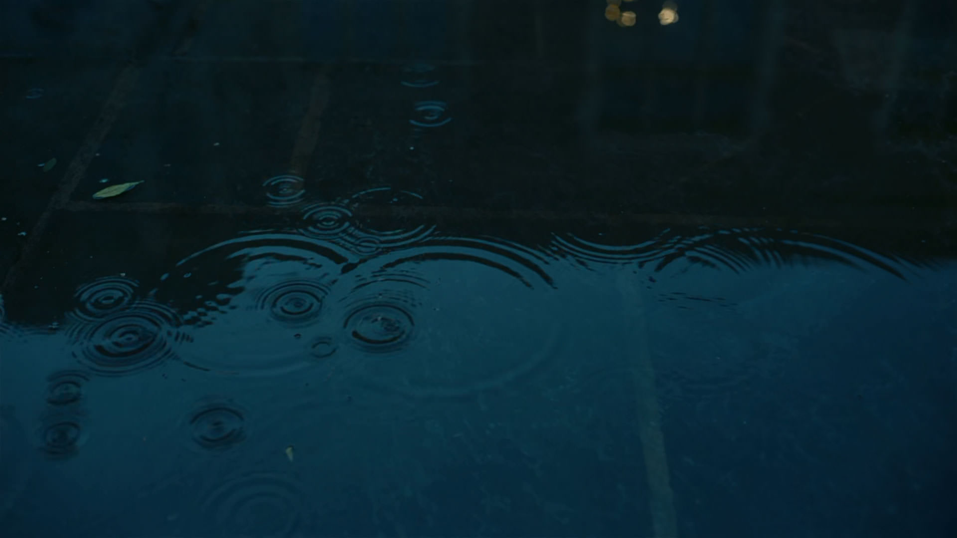 نمایی از فرود قطرات باران روی سطح آب در فیلم اوپنهایمر کریستوفر نولان