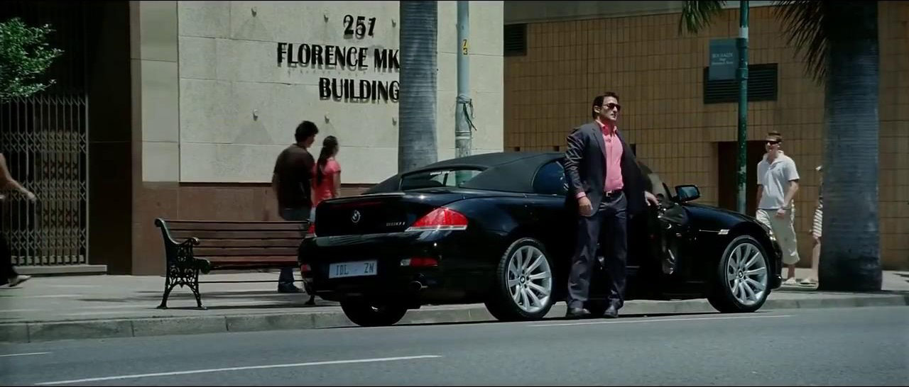 Akshay Khanna à côté de la voiture dans le film Race