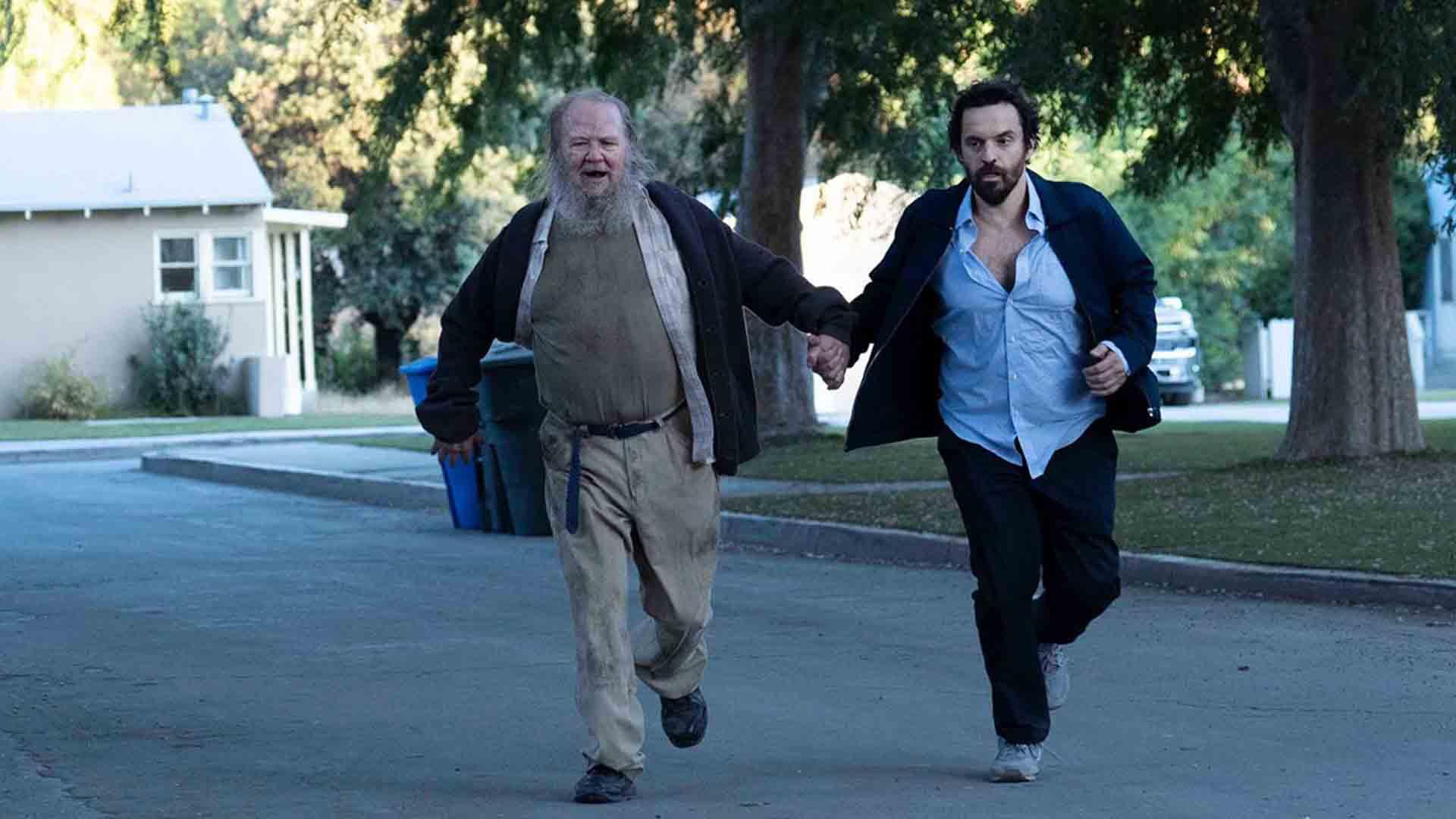 جیک جانسون در حال دویدن با یک پیرمرد در فیلم Self Reliance
