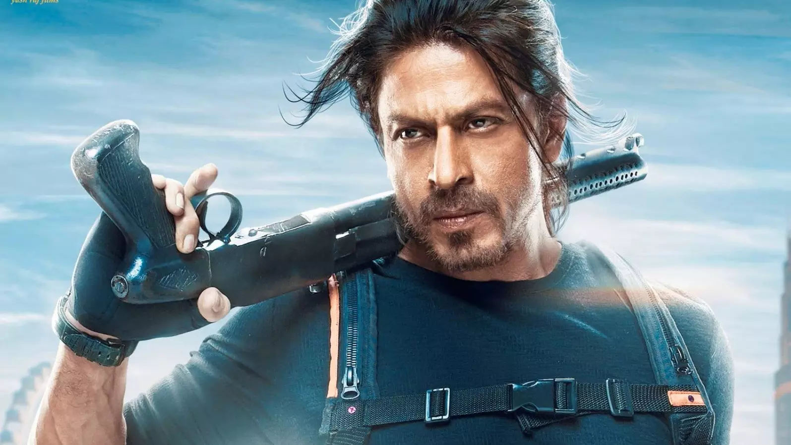 شاهرخ خان در فیلم پاتان با اسلحه ای روی شانه