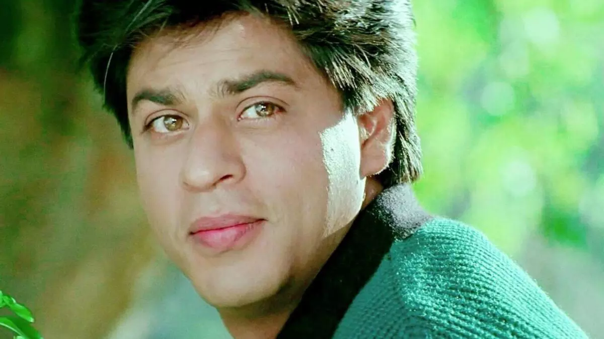 چهره شاهرخ خان در فیلم از اعماق دل با لباس سبز رنگ و پس زمینه طبیعت