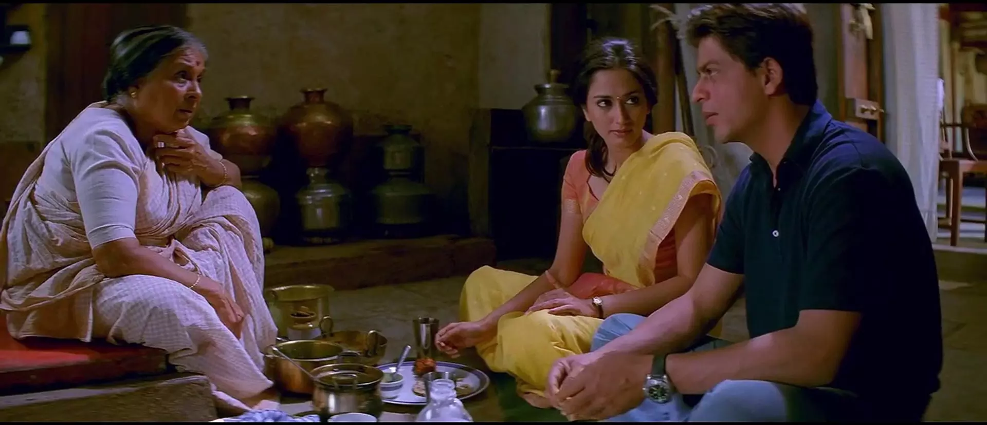 شاهرخ خان در فیلم سرزمین مادری نشسته روی زمین درحال خوردن غذا