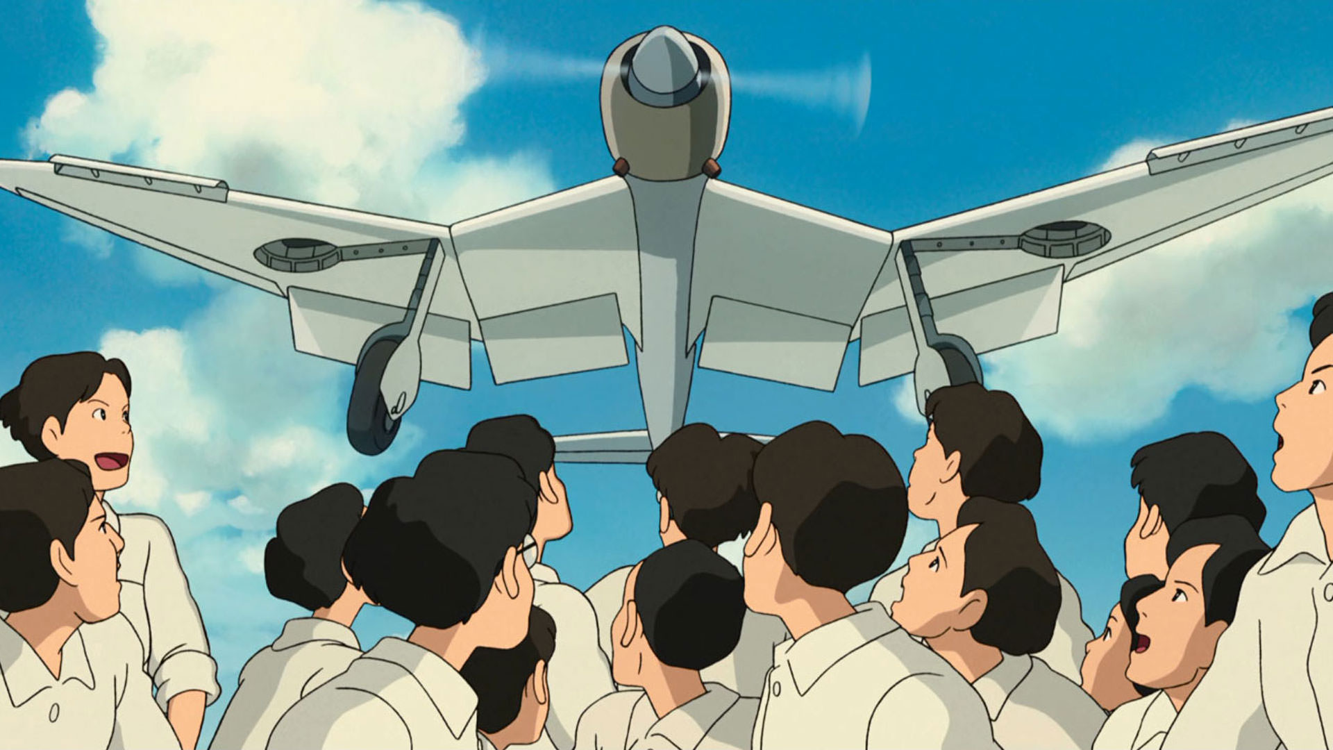 یک جنگنده از بالای سر گروهی از مردان عبور می‌کند در نمایی از انیمه باد برمی‌خیزد به کارگردانی هایائو میازاکی