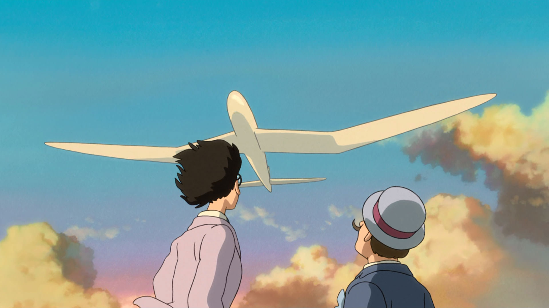 ماکتی از یک هواپیمای سفید از بالای سر دو مرد عبور می‌کند در نمایی از انیمه باد برمی‌خیزد به کارگردانی هایائو میازاکی