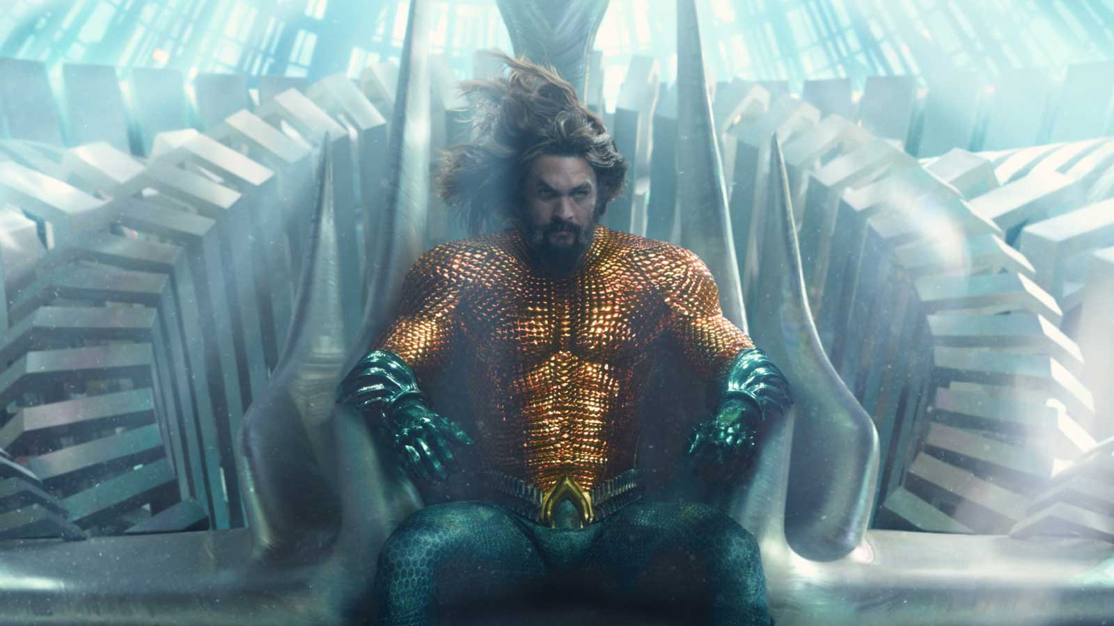 جیسون موموآ با لباس طلایی‌رنگ در فیلم Aquaman and the Lost Kingdom دی سی، یکی از موردانتظارترین فیلم های ۲۰۲۳