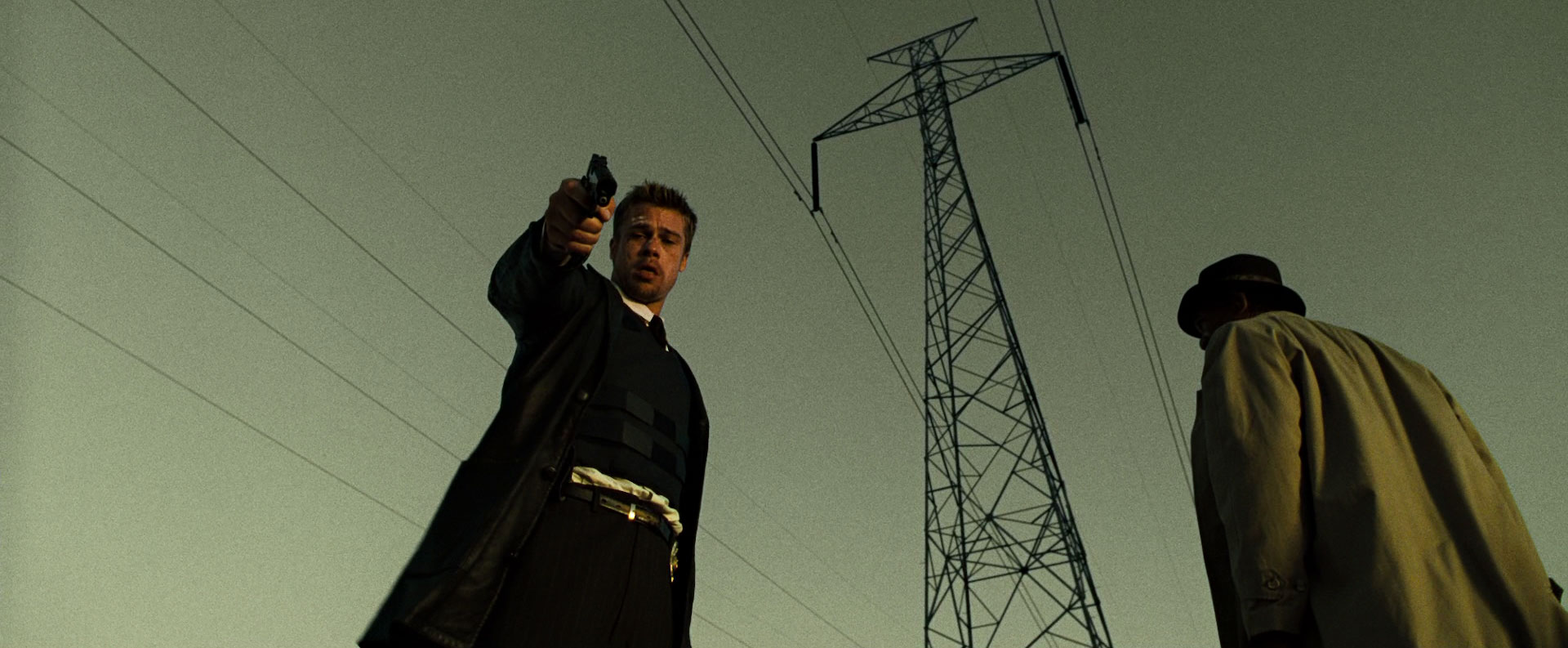 برد پیت درحال نشانه گرفتن اسلحه در فیلم Seven 
