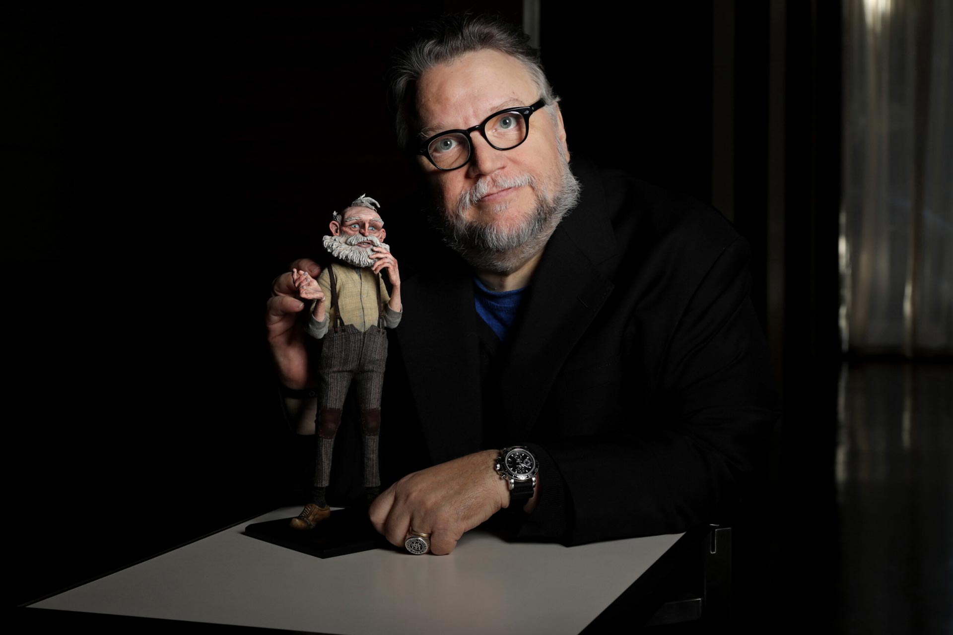 کارگردان دل تورو در کنار عروسک شخصیت ژپتو در فیلم استاپ موشن پینوکیو