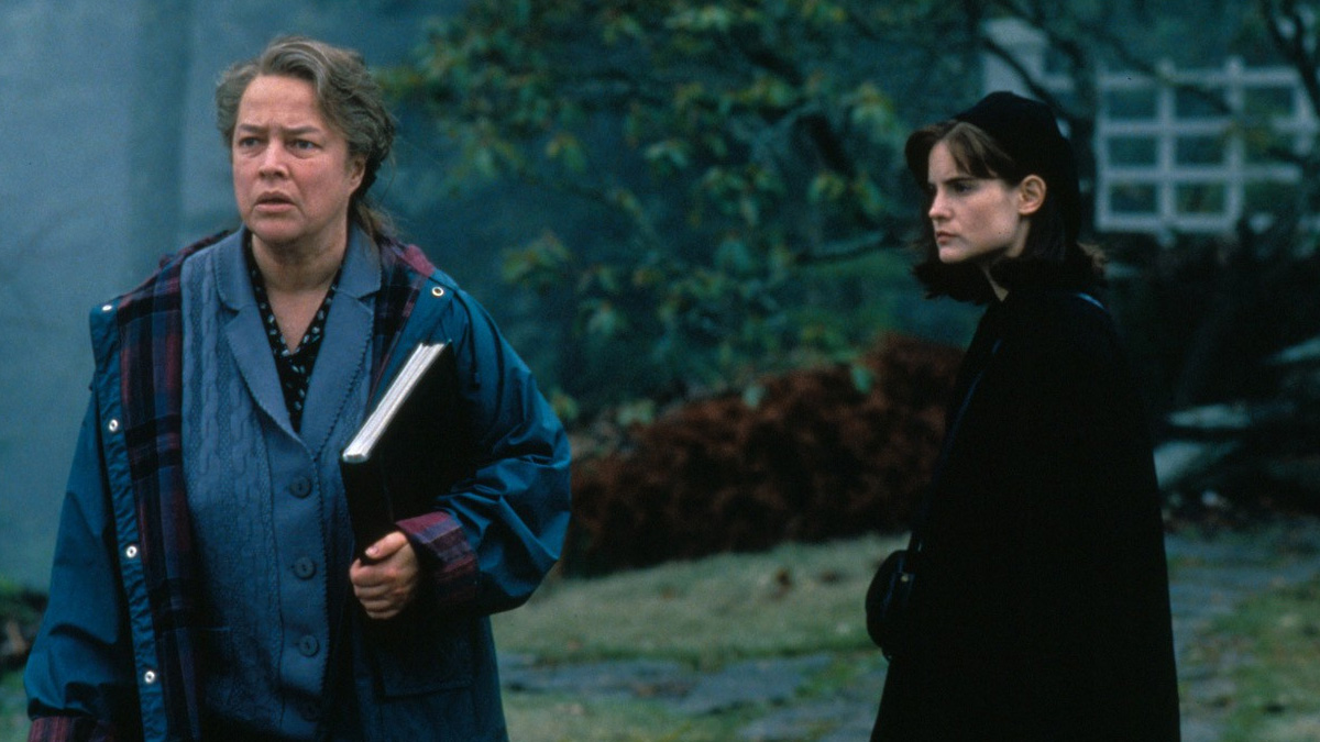کتی بیتس در فیلم Dolores Claiborne، محصول سال ۱۹۹۵ میلادی