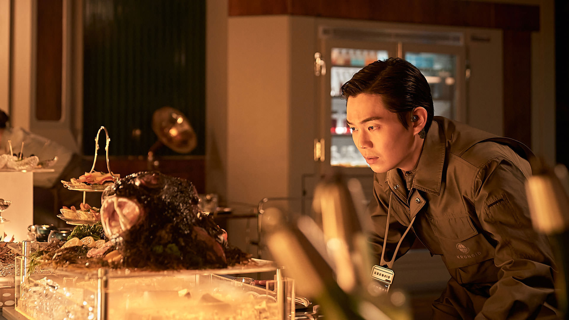 Ryu Kyung-soo regarde une table de nourriture de cour dans une scène de Jung Ae réalisé par Yoon Sang-ho