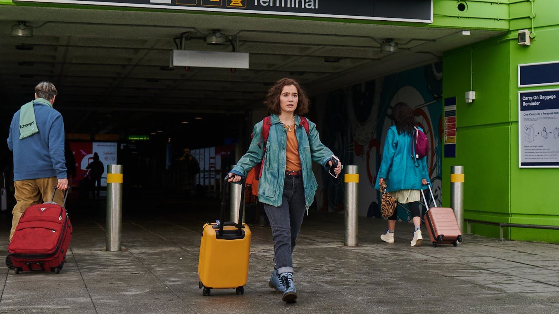 هالی لو ریچاردسون در حال خروج از فرودگاه در فیلم Love at First Sight