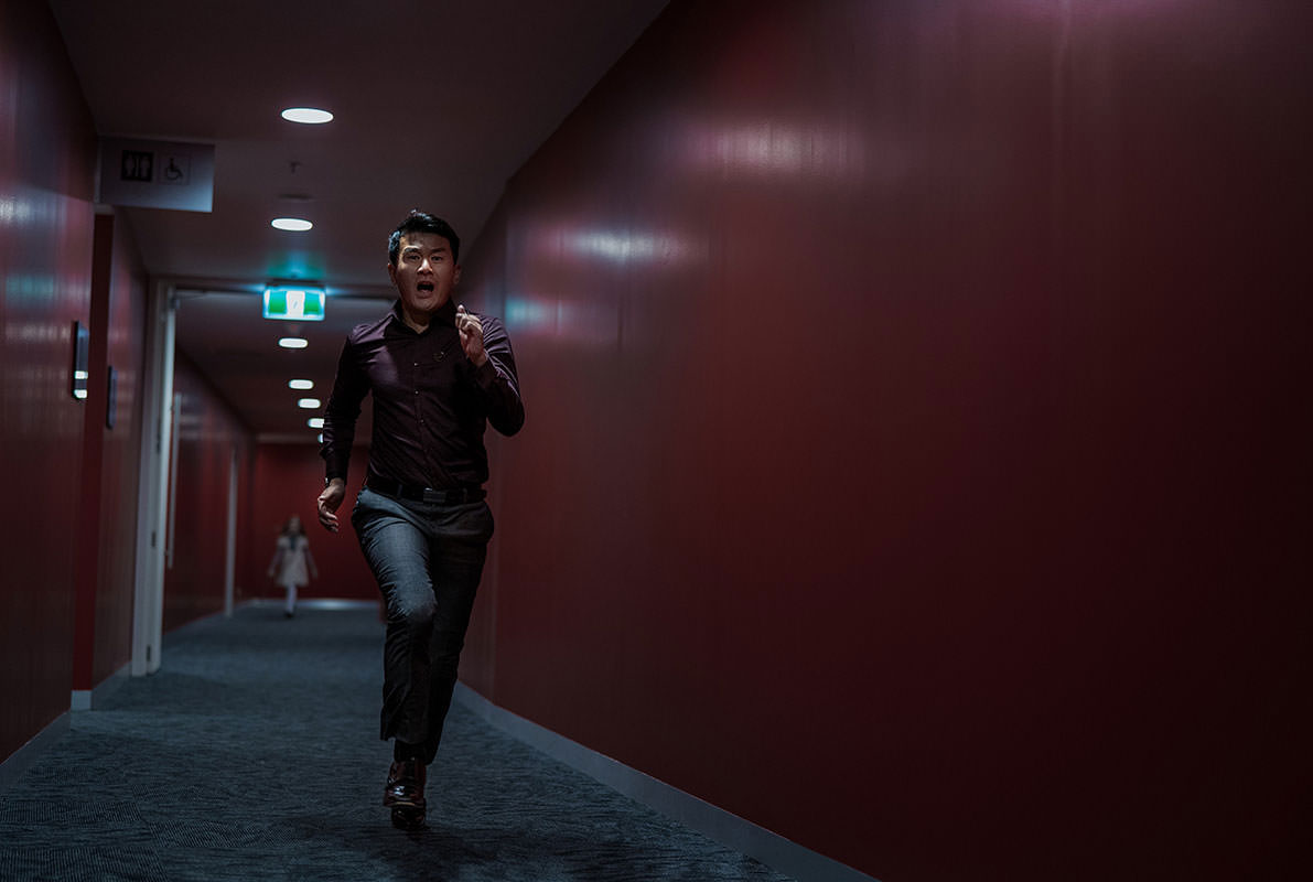 رانی چیینگ در حال دویدن داخل راهرویی با دیوارهای سرخ‌رنگ در نمایی از فیلم مگان به کارگردانی جرارد جانستون