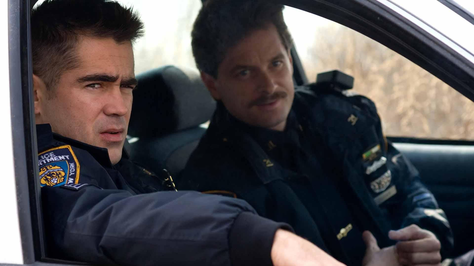 کالین فارل به همراه یک افسر پلیس دیگر در فیلم Pride and Glory