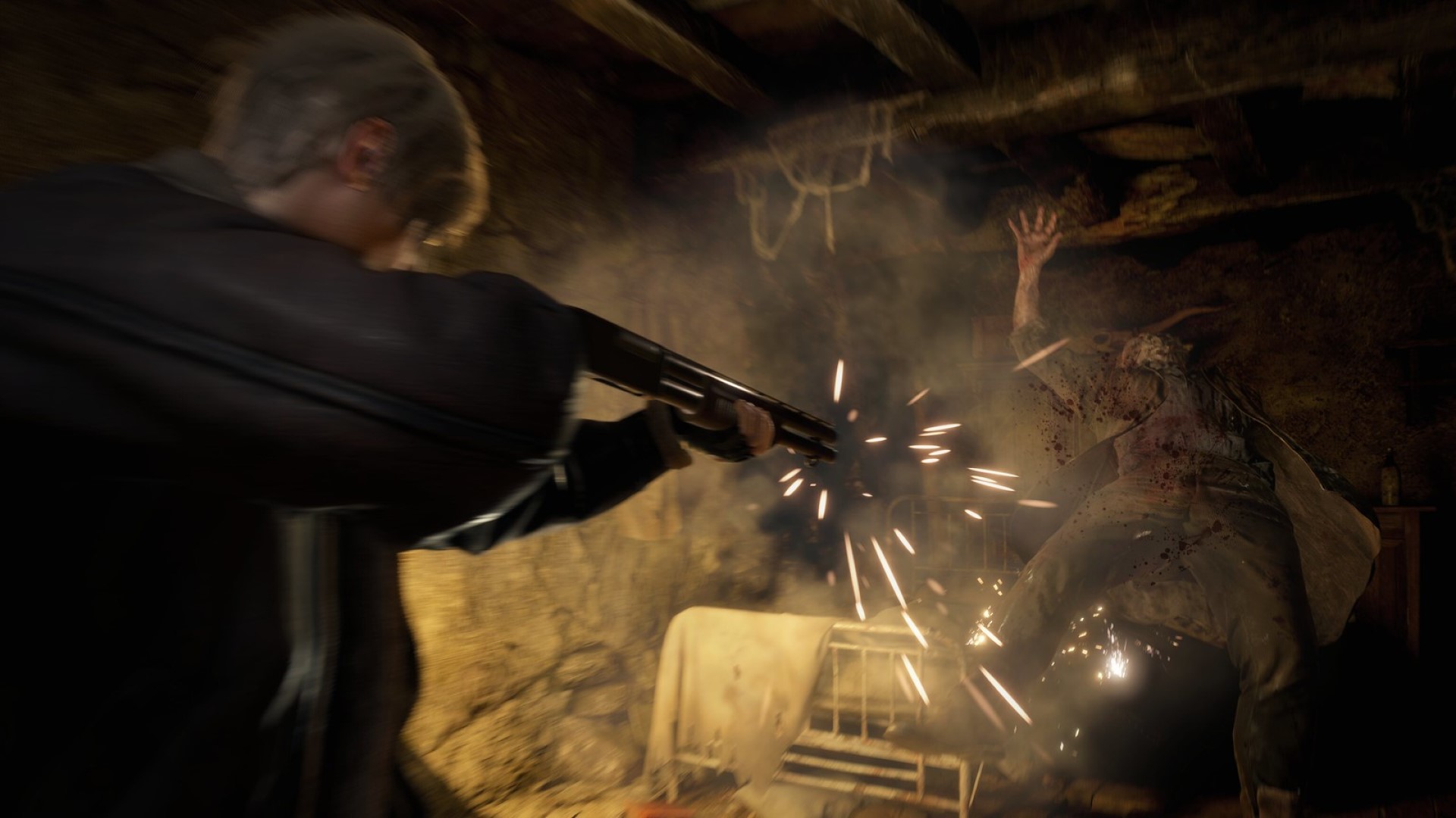 لئون در بازسازی Resident Evil 4 با یک تفنگ ساچمه ای به گناد شلیک می کند
