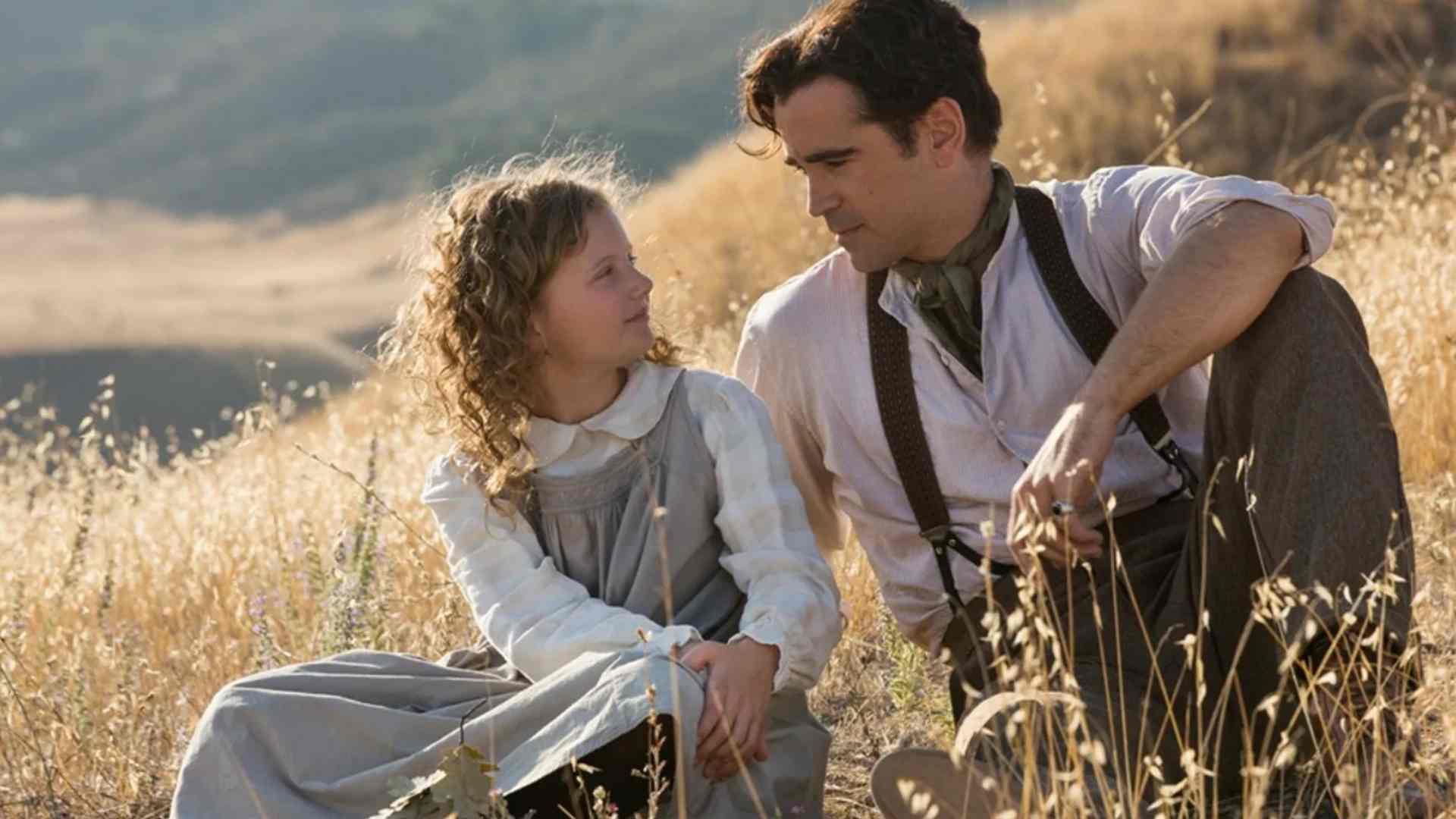 کالین فارل به همراه یک دختربچه در علفزار در فیلم Saving Mr. Banks