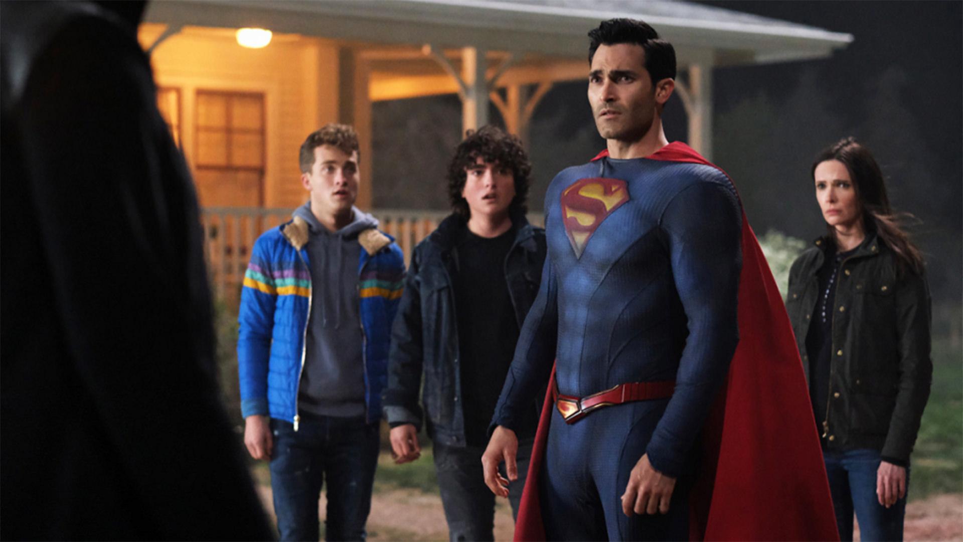 مرد پولادین بر فراز قلعه تنهایی در پوستر فصل سوم سریال Superman and Lois