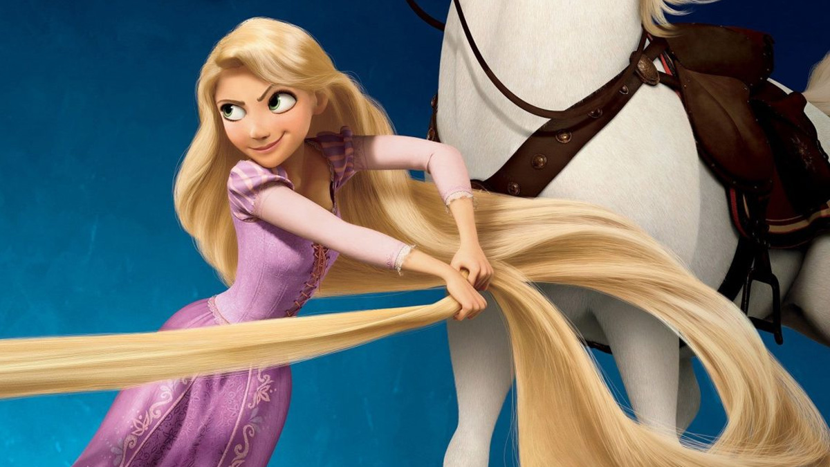 دختری با موهای بلند بلوند از انیمیشن Tangled در کنار اسب سفید