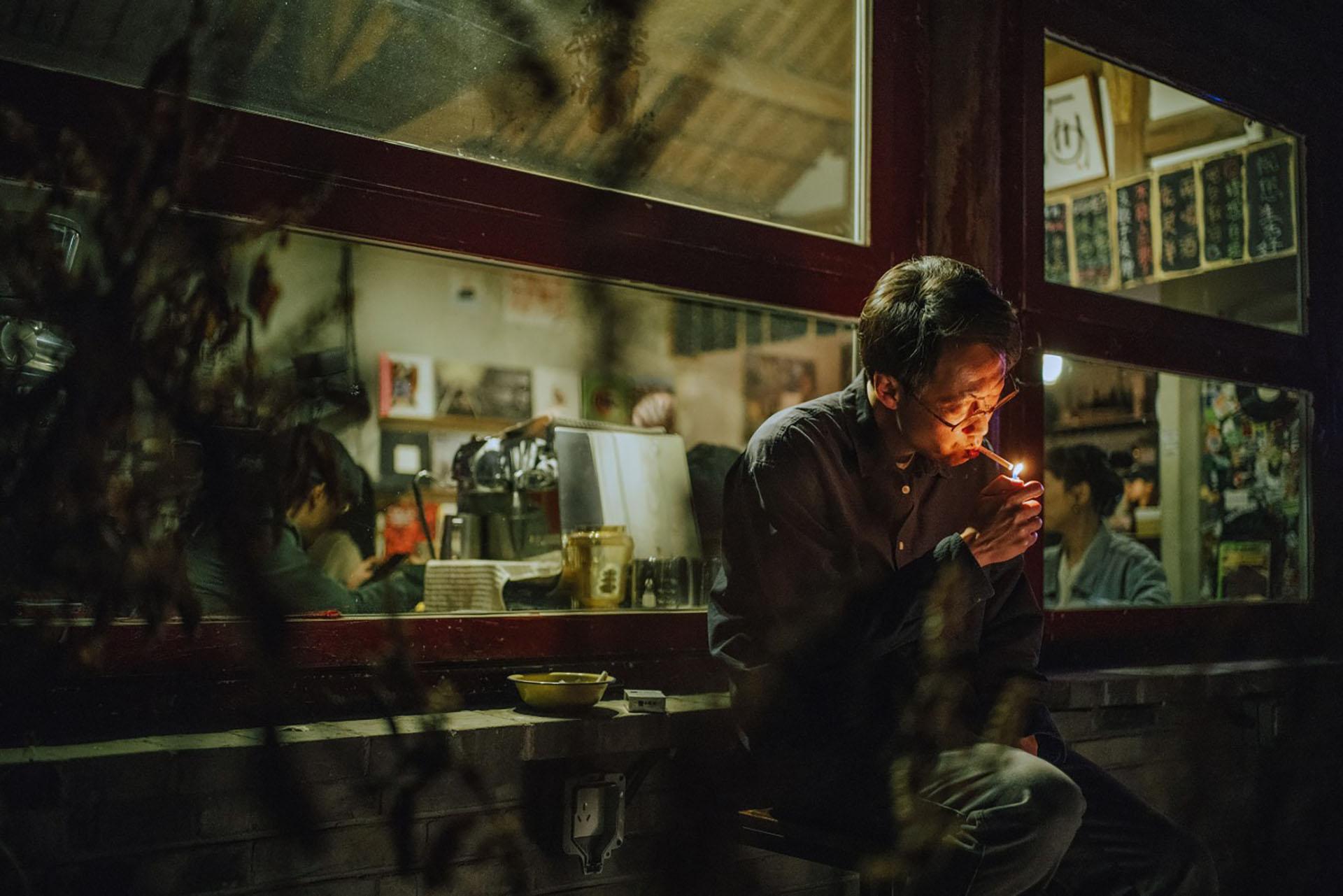 سیگار کشیدن شخصیت اصلی فیلم جدید ژانگ لو با نام برج بی‌سایه