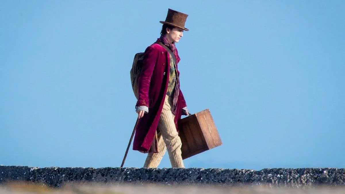 تیموتی شالامی با کلاه بزرگ، چمدان و لباس قرمز در نقش ویلی وانکا در فیلم Wonka، یکی از مورد انتظارترین فیلم های سال ۲۰۲۳ میلادی