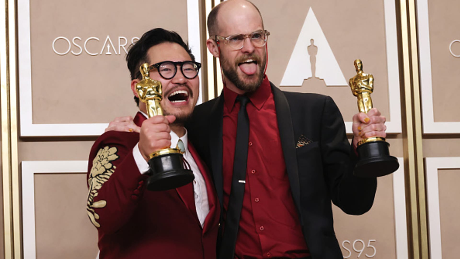 دنیل کوان و دنیل شاینرت با جایزه اسکار خود در اسکار ۲۰۲۳