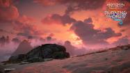 نورپردازی واقع‌گرایانه غروب خورشید در آسمان ابری بسته الحاقی Burning Shores بازی Horizon Forbidden West