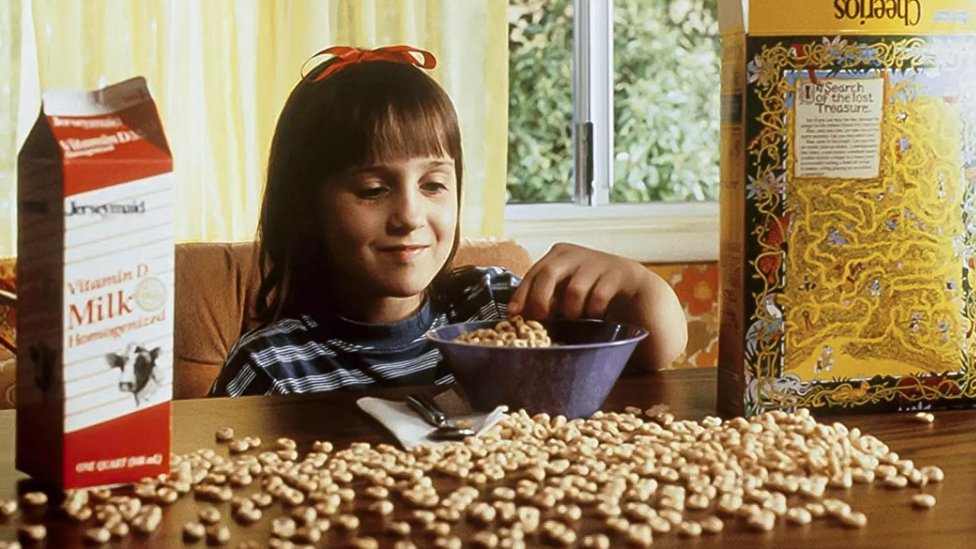شخصیت ماتیلدا درحال خوردن غلات در فیلم Matilda
