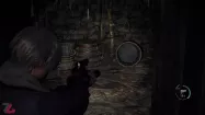 روشن کردن چراغ قوه در محیط تاریک پر از بشکه های چوبی در بازی Resident Evil 4 Remake