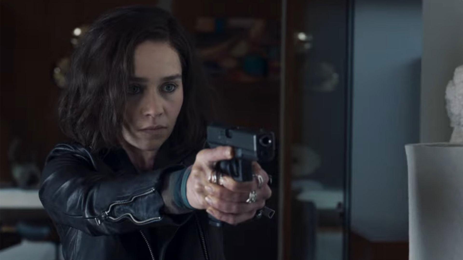 امیلیا کلارک در نقش گیاه اسلحه را به سمت شخصی در تهاجم مخفی نشانه می گیرد