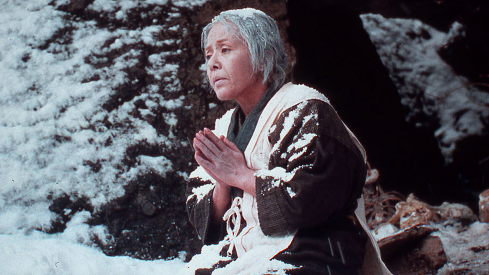 اوگاتا در حال دعا خواندن در فیلم  Farewell My Concubine