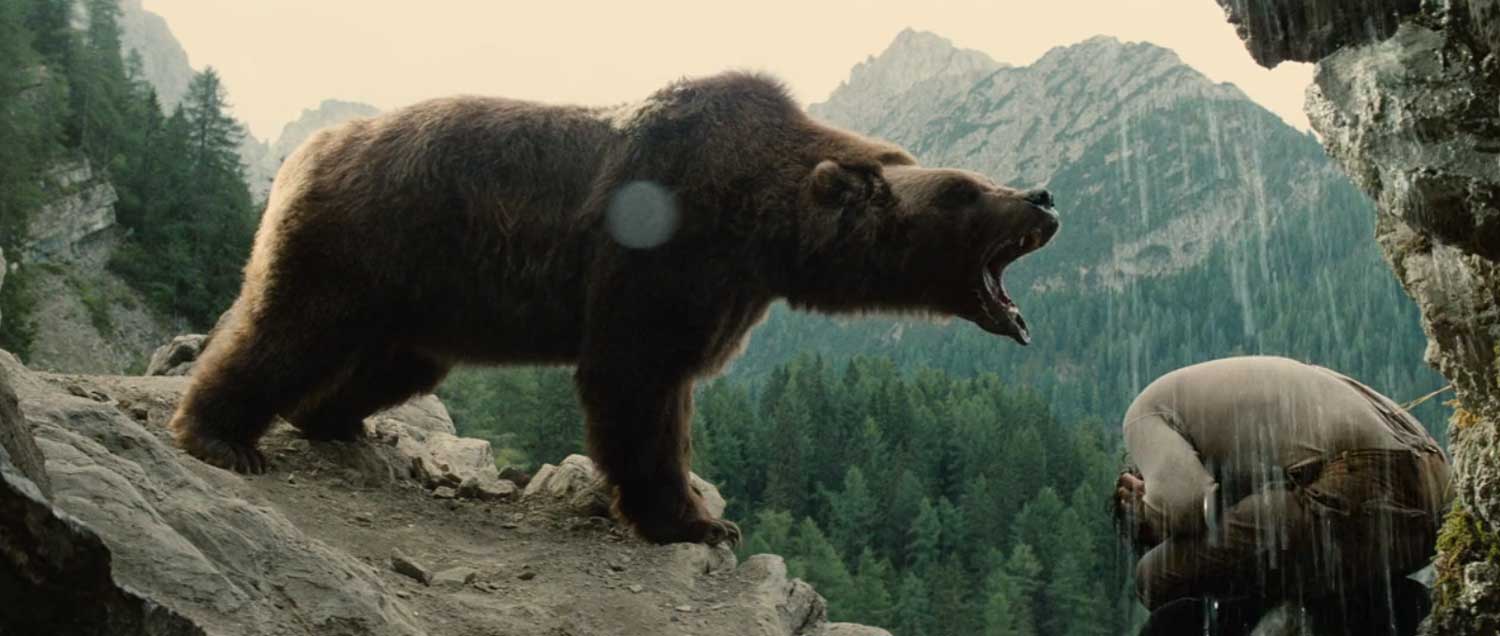 غرش خرس به شکارچی انسان در فیلم خرس.