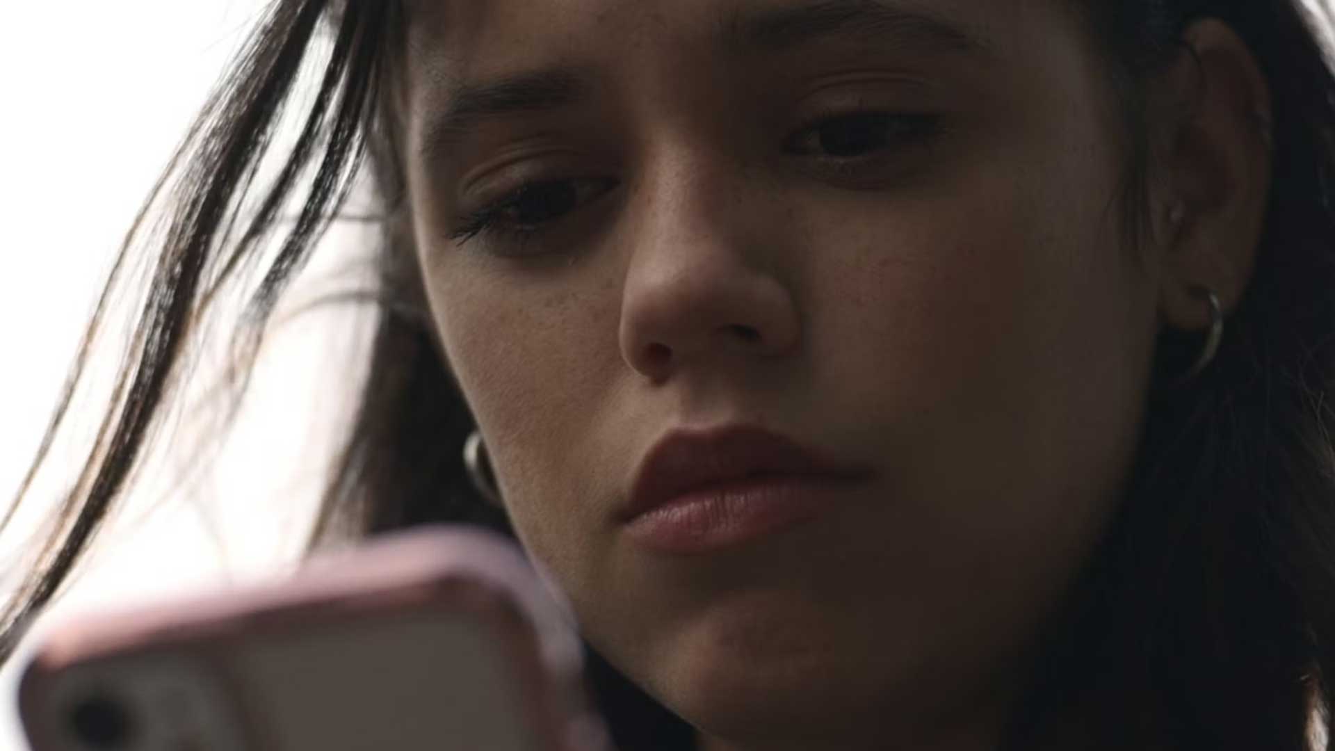 نگاه جنا اورتگا به موبایل در فیلم The Fallout (فال اوت)، محصول سال ۲۰۲۱ میلادی