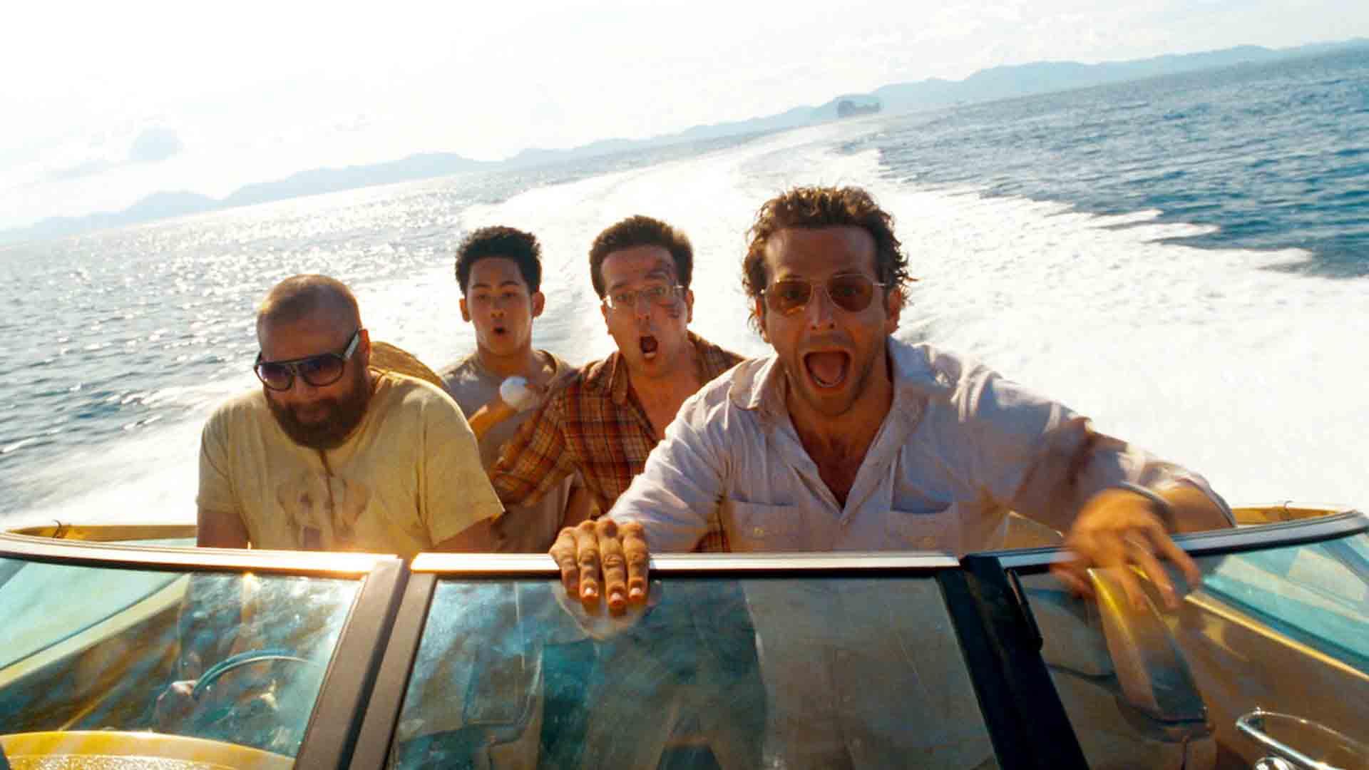 بردلی کوپر در حال داد زدن در یک قایق تفریحی در فیلم The Hangover Part II