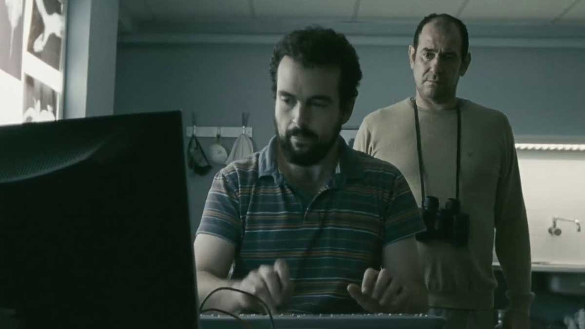 دو مرد مشغول نگاه به صفحه نمایش در فیلم اسپانیایی Timecrimes