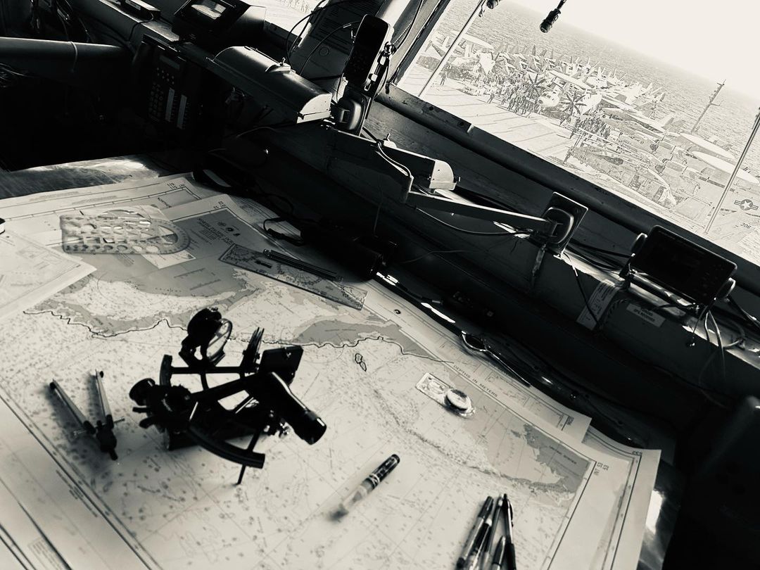 پشت صحنه فیلم Mission: Impossible – Dead Reckoning Part Two در یک ناو هواپیمابر
