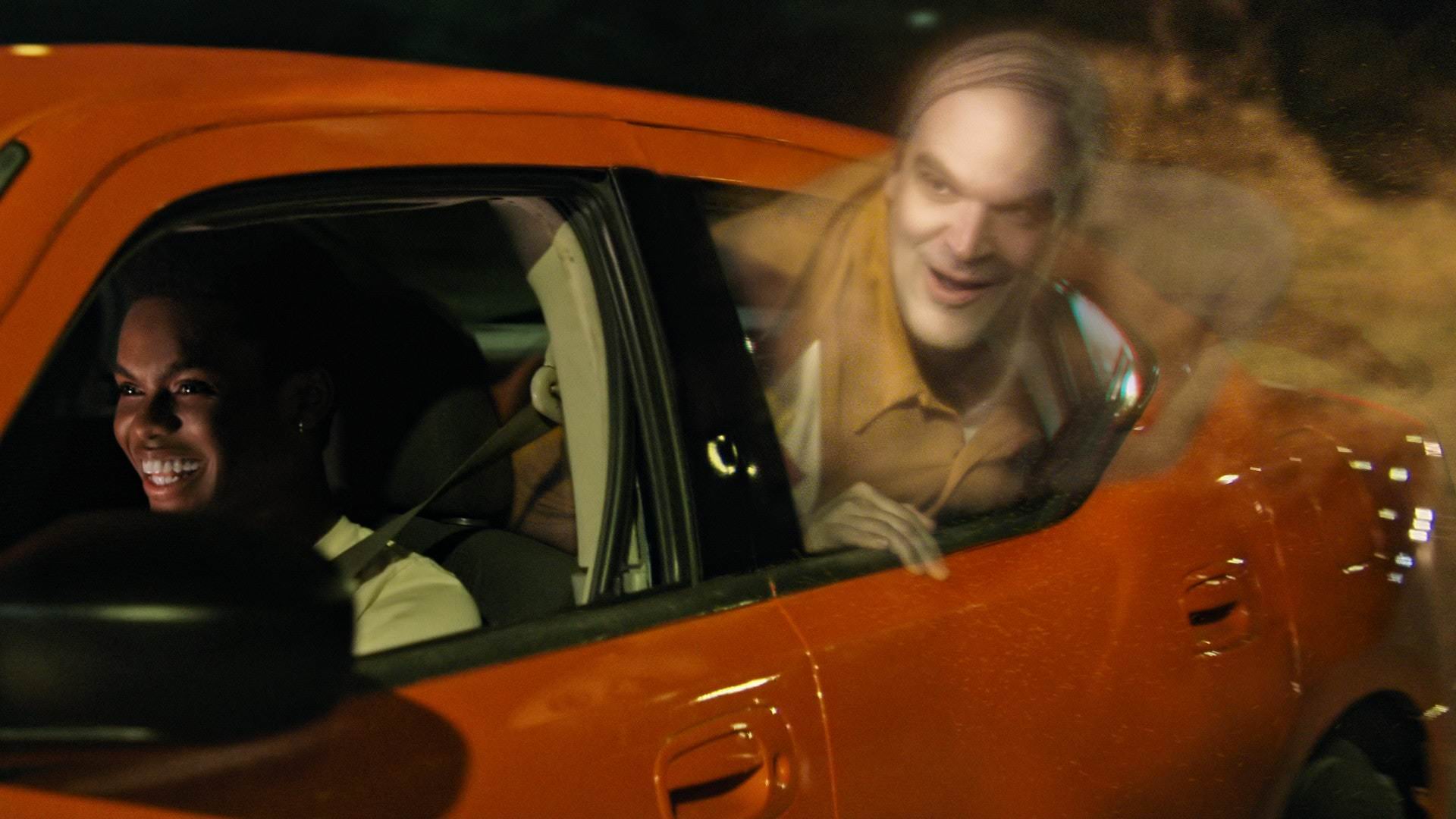 دیوید هاربر در نقش یک روح در یک ماشین در فیلم We Have a Ghost